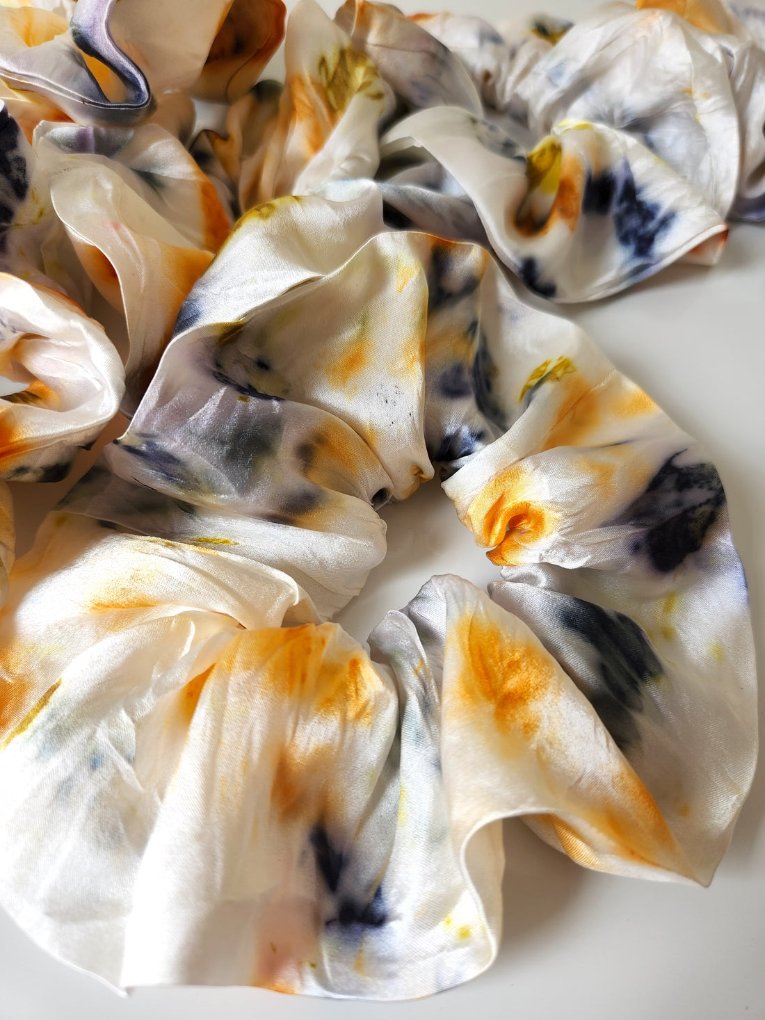 
  
  adb Botantical Color Silk Scrunchie
  
